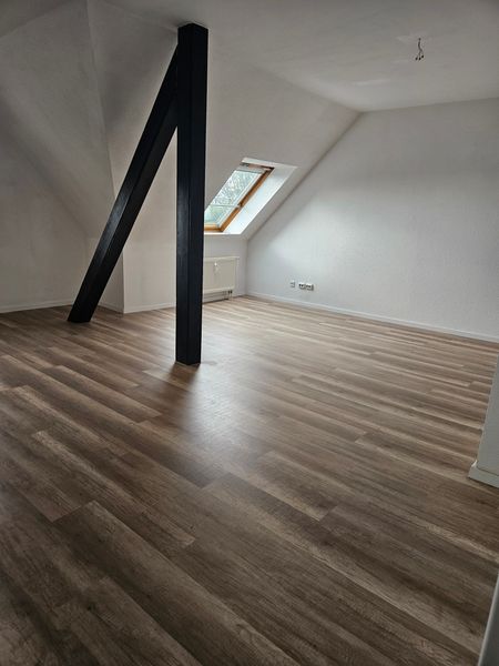Burgstädt * Dachgeschoss 3 Zimmer im Grünen * Stellplatz * frei